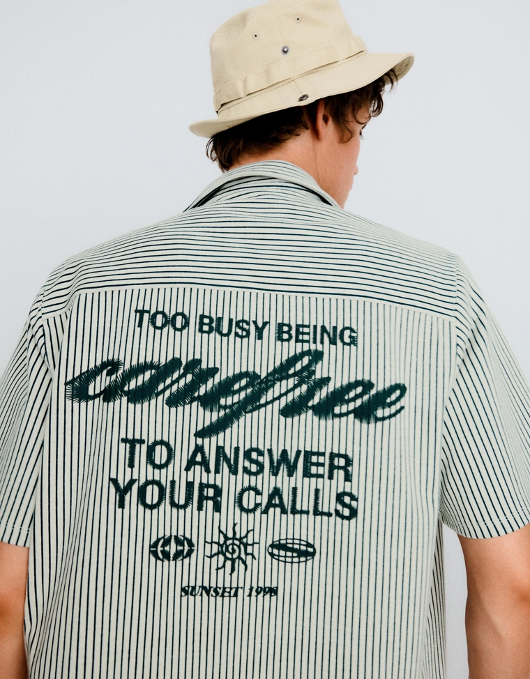 Рубашка объемного кроя в полоску с короткими рукавами и принтом