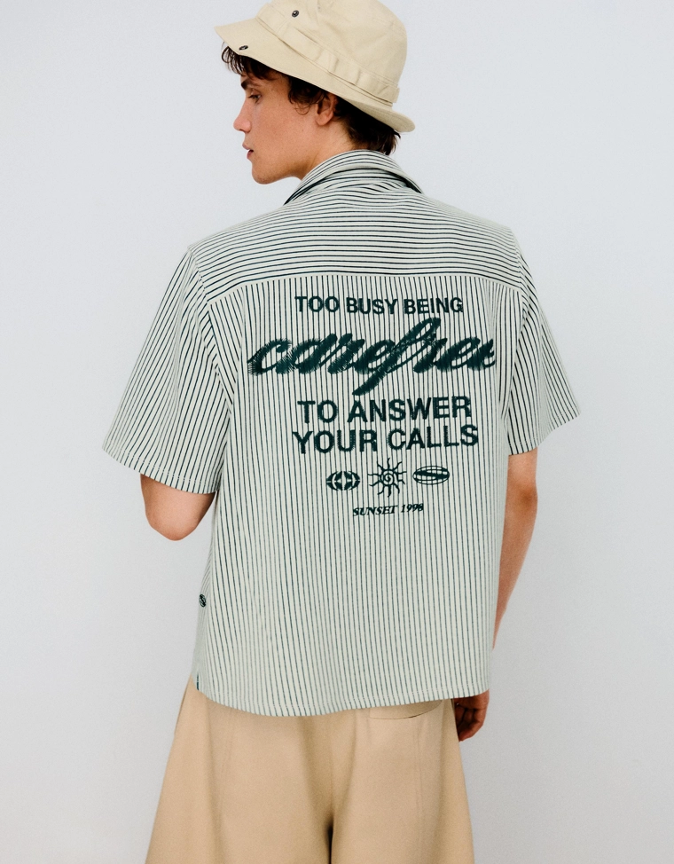 Рубашка объемного кроя в полоску с короткими рукавами и принтом