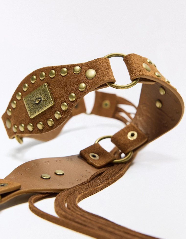 Ремень с заклепками и бахромой