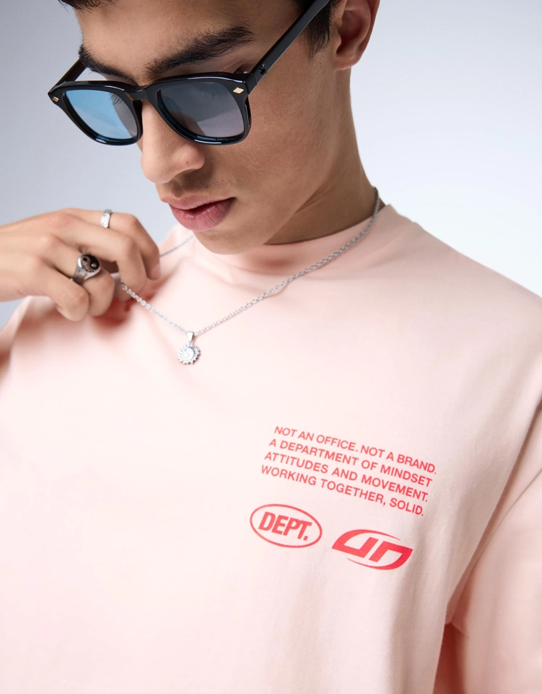 Футболка геометрического кроя с надписью в уличном стиле