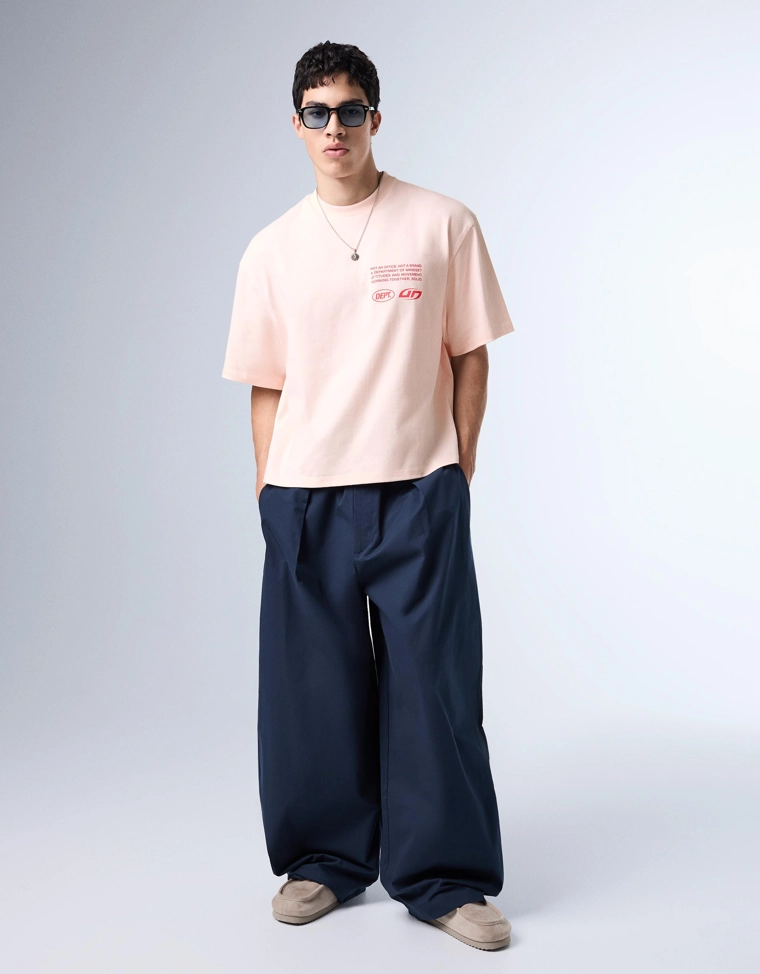 Футболка геометрического кроя с надписью в уличном стиле