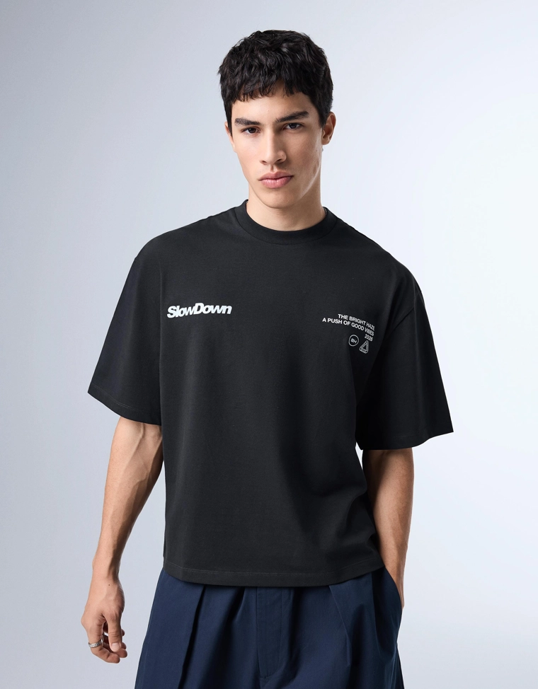 Футболка геометрического кроя с надписью в уличном стиле