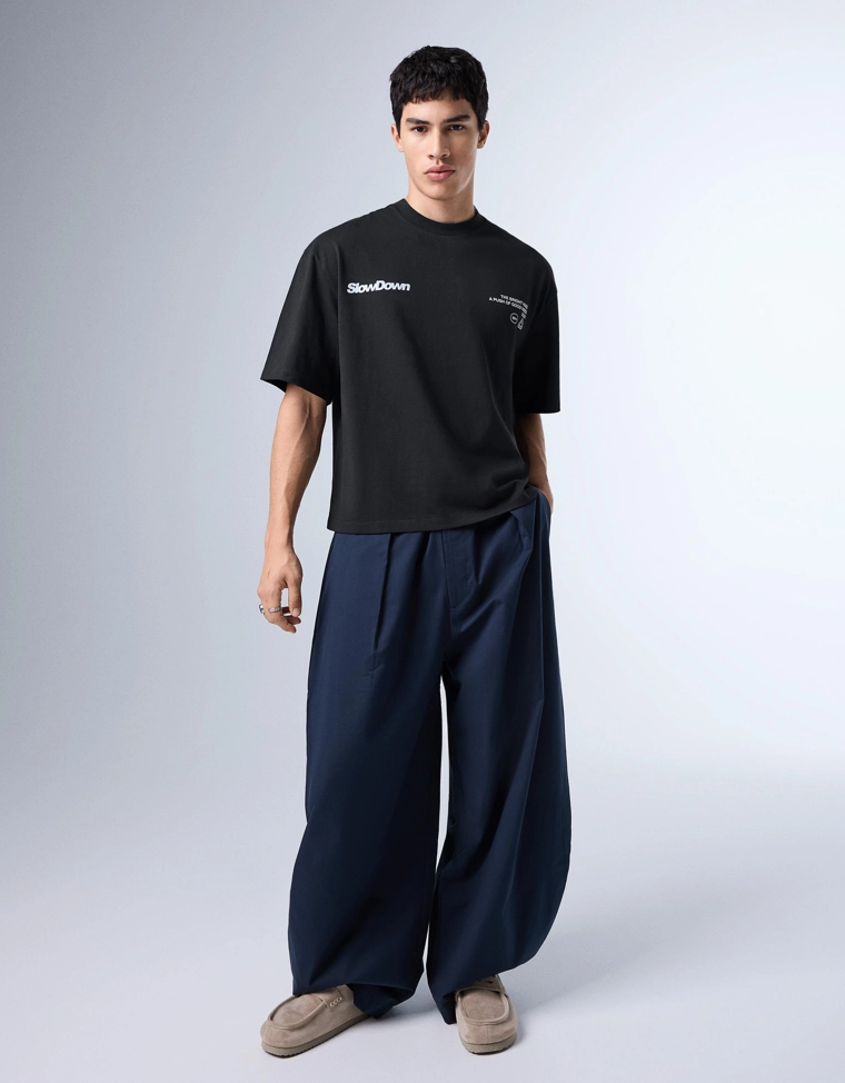 Футболка геометрического кроя с надписью в уличном стиле