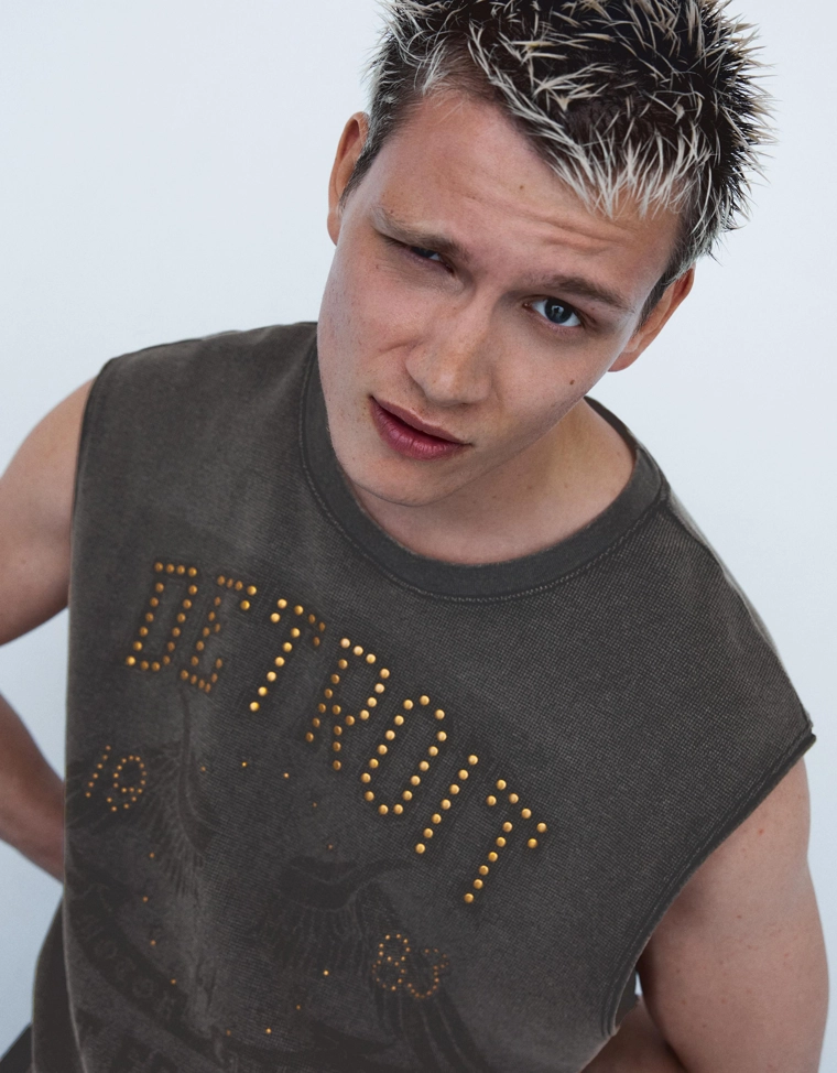 Футболка в утилитарном стиле с принтом