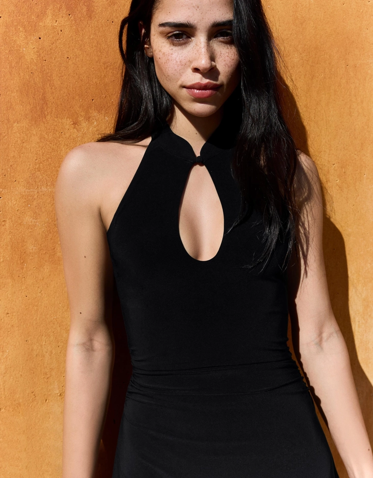 Платье с горловиной халтер и вырезом ципао