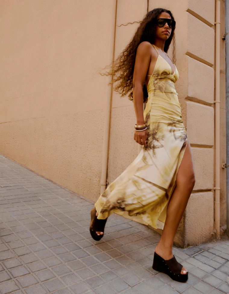 Платье миди с горловиной халтер из полупрозрачной ткани