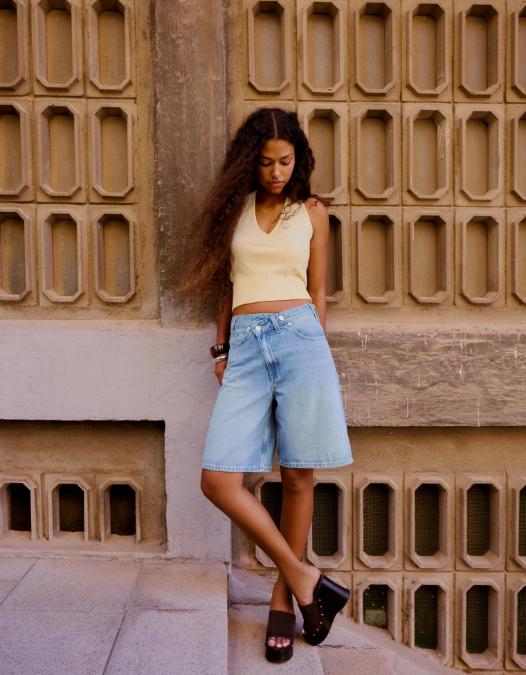 Джинсовые бермуды с перекрестным поясом