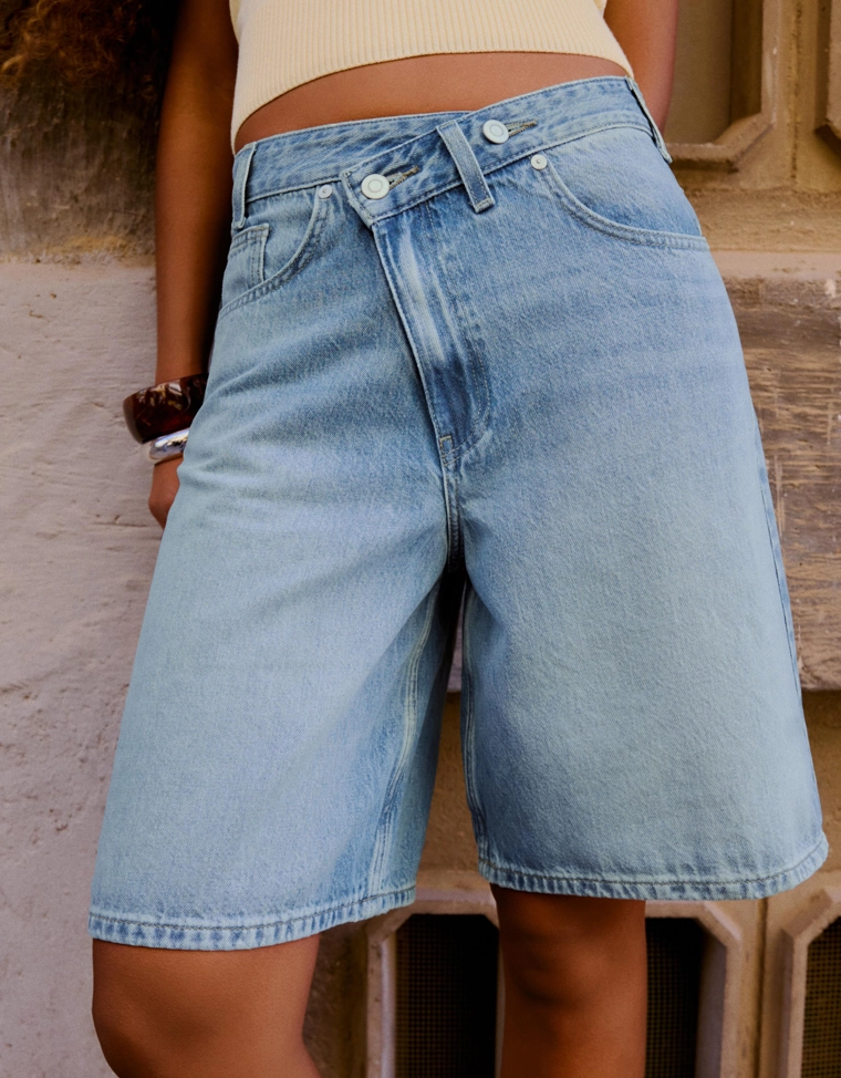 Джинсовые бермуды с перекрестным поясом