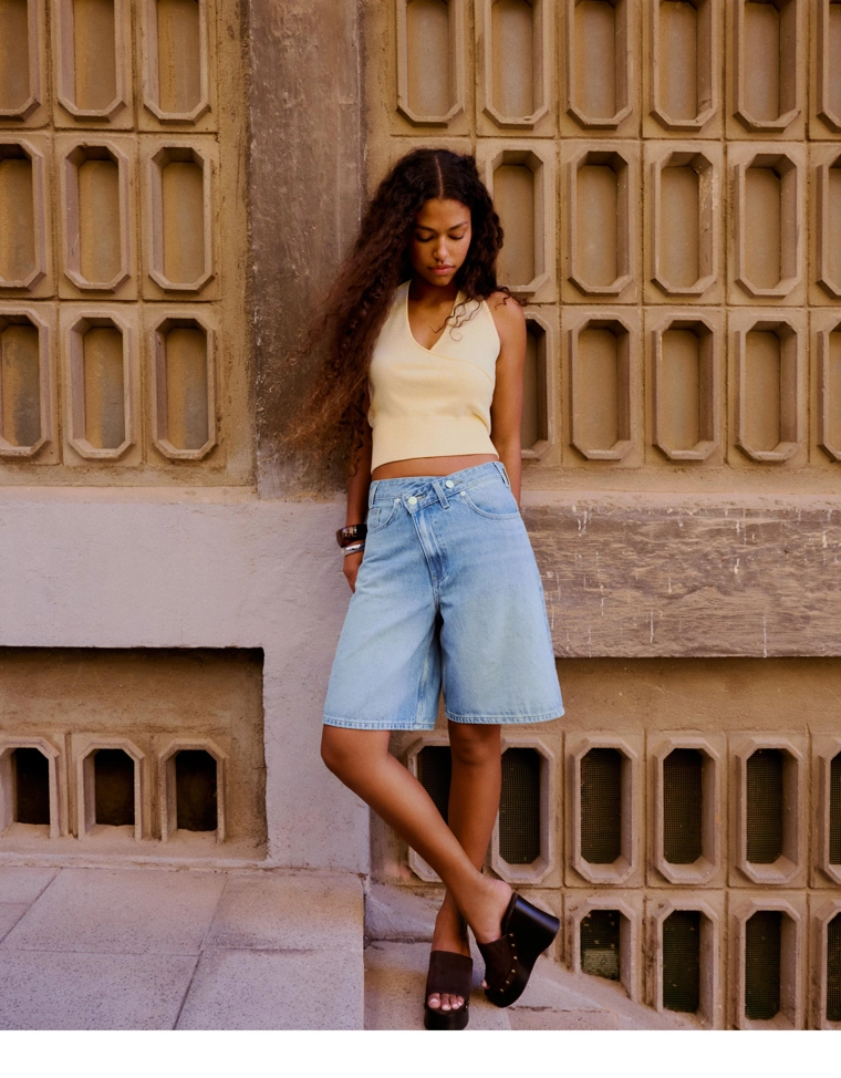 Джинсовые бермуды с перекрестным поясом