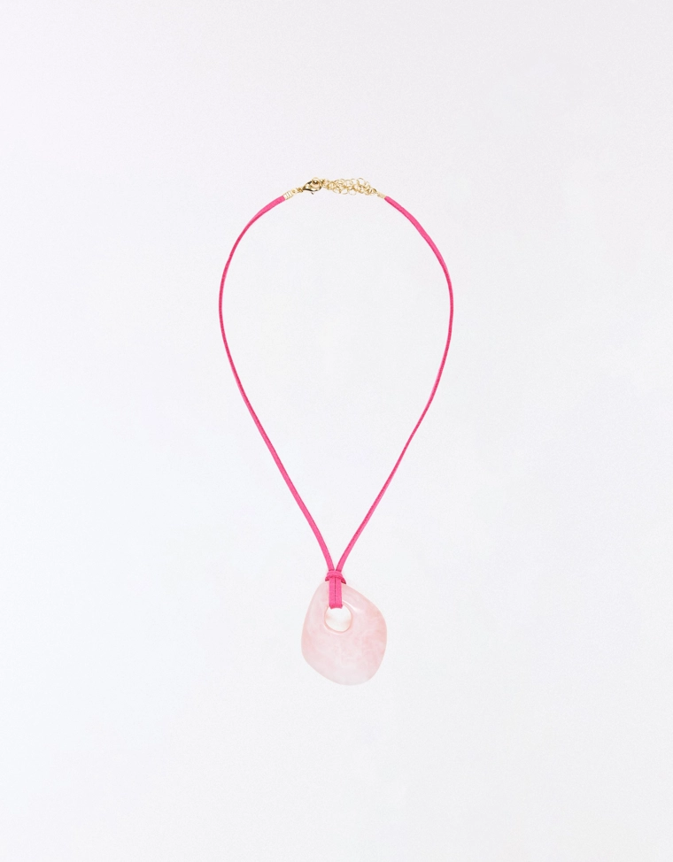 Шнурок с подвеской из смолы