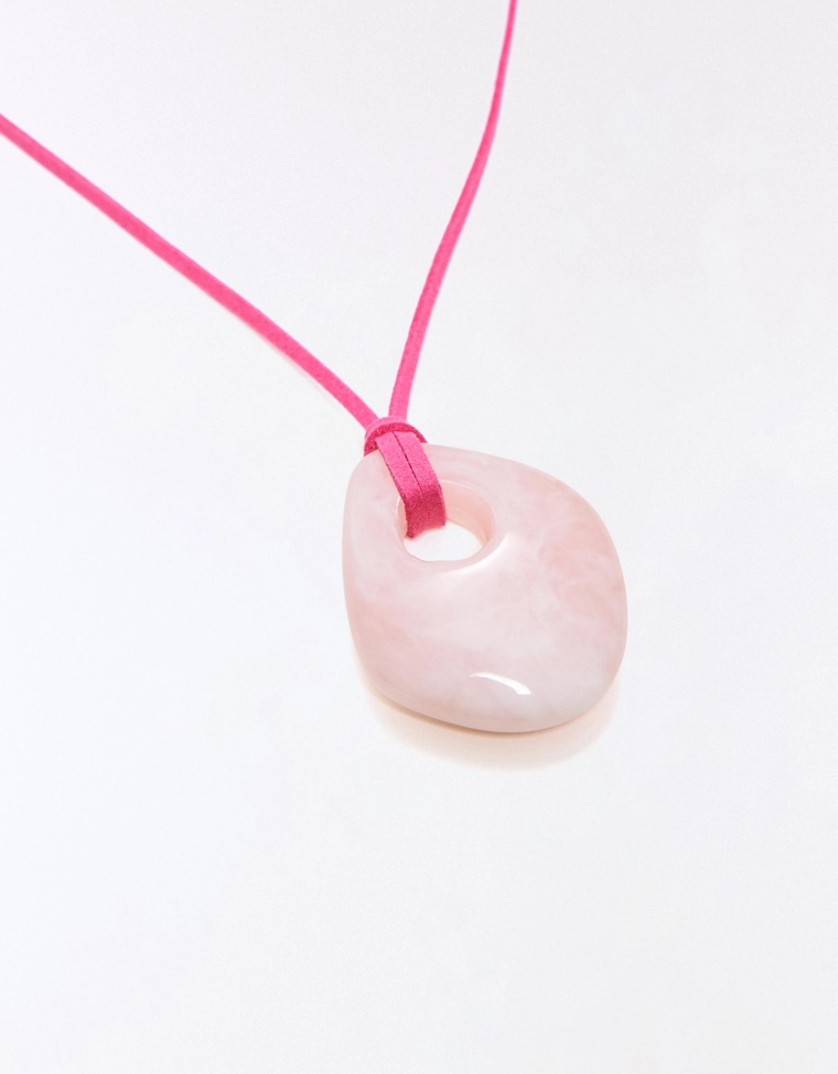 Шнурок с подвеской из смолы