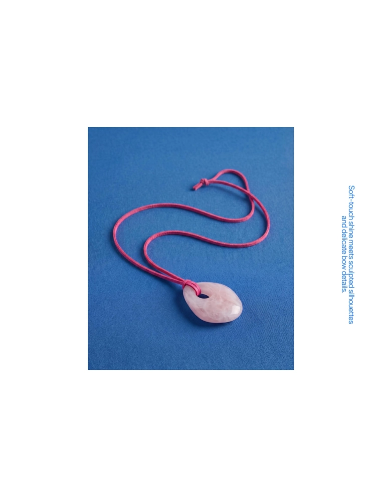 Шнурок с подвеской из смолы