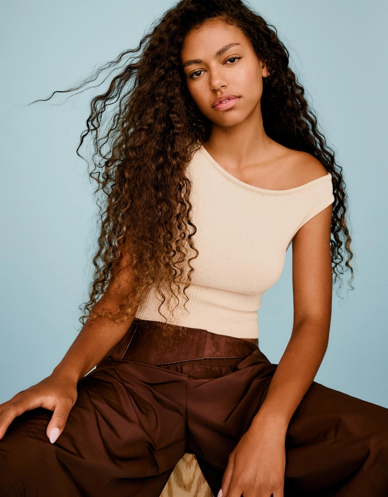 Топ с вырезом-лодочкой из трикотажа с пайетками