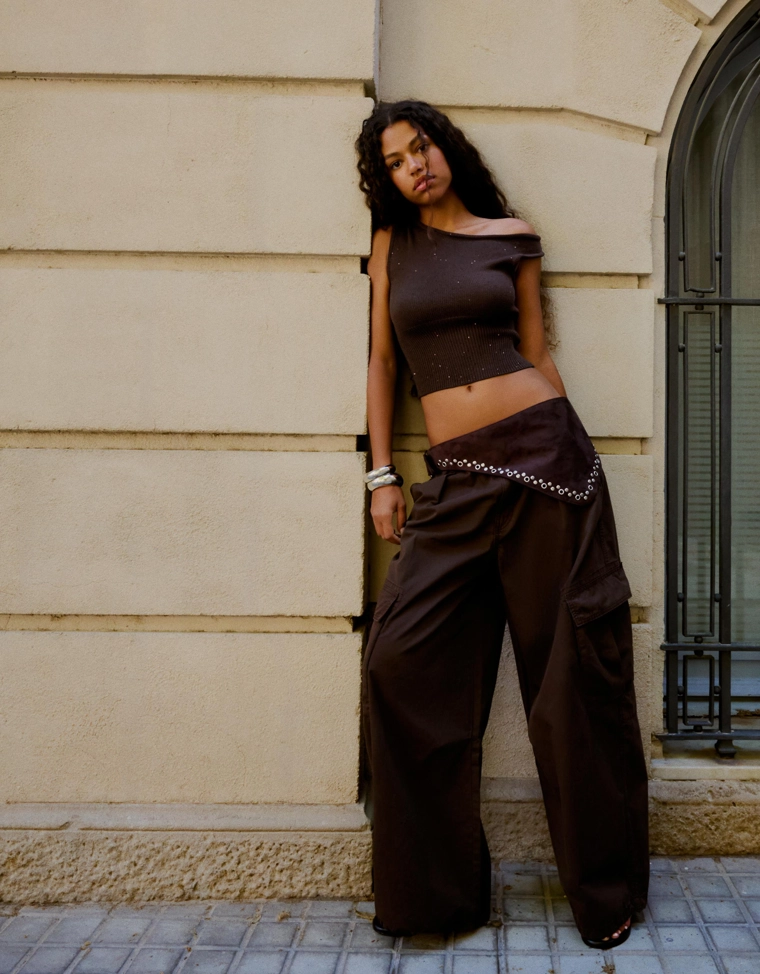 Топ из трикотажа с вырезом-лодочкой и пайетками