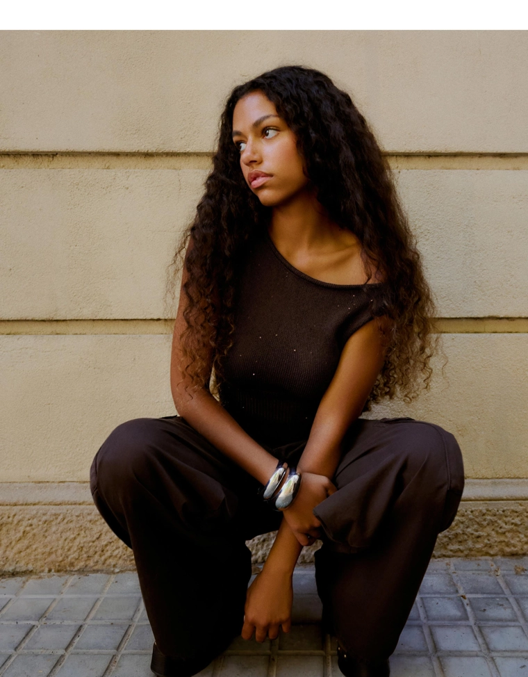 Топ из трикотажа с вырезом-лодочкой и пайетками