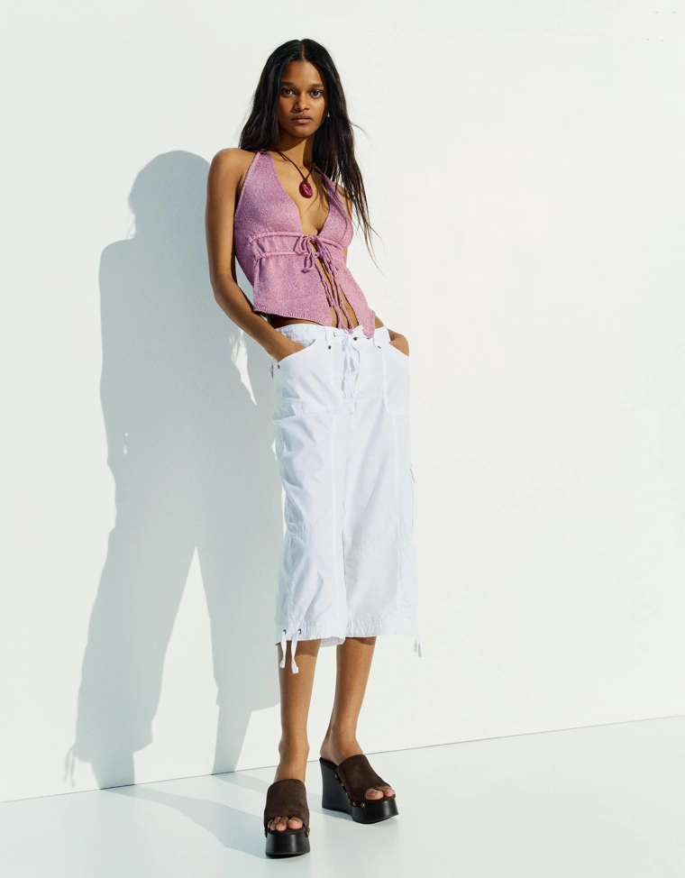 Топ с горловиной халтер и пайетками