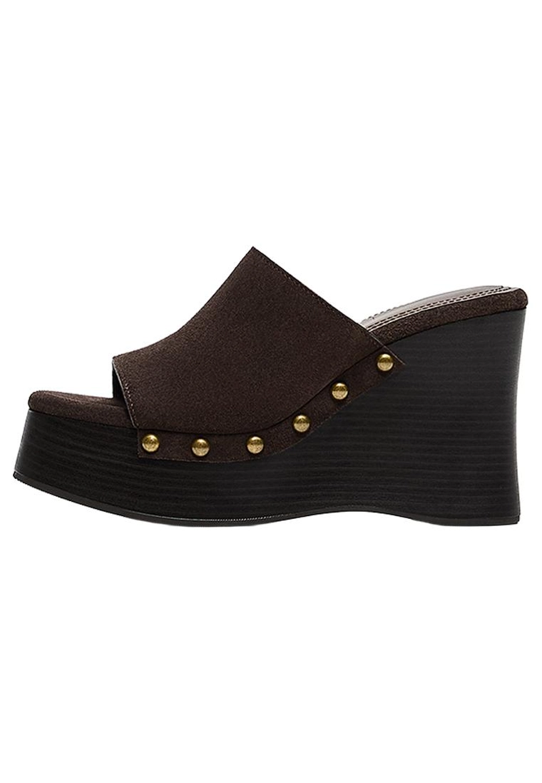 Танкетка с заклепками