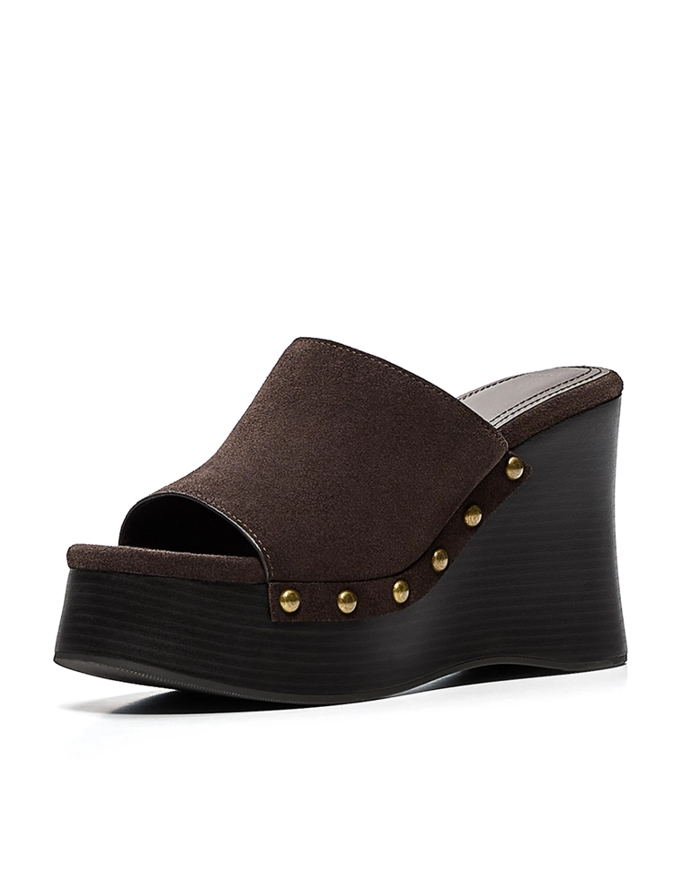 Танкетка с заклепками