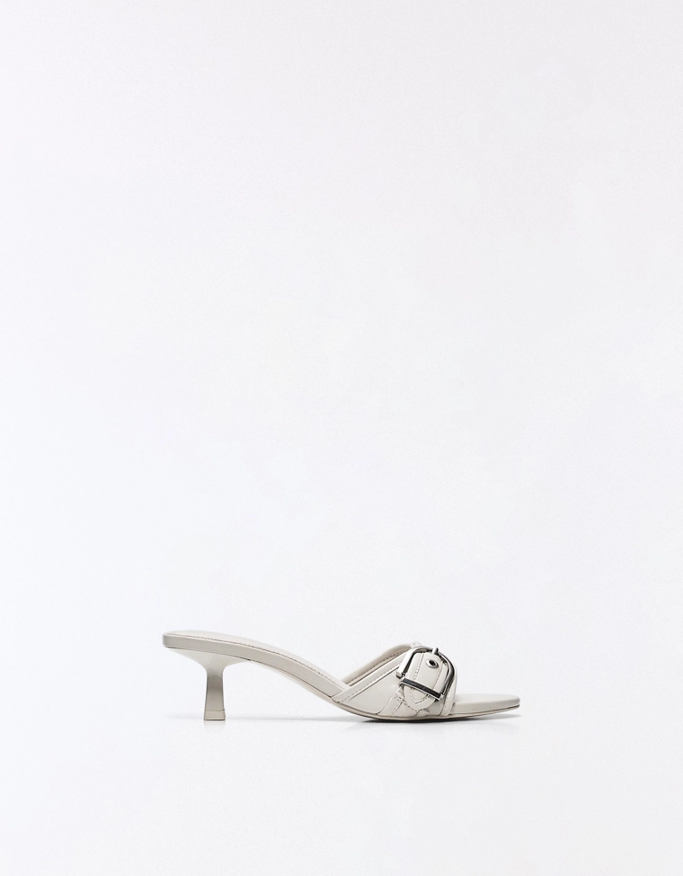 Туфли-мюли на каблуке с пряжкой