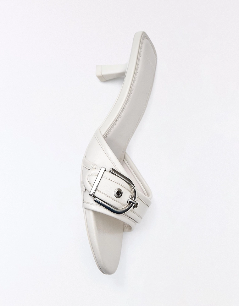 Туфли-мюли на каблуке с пряжкой