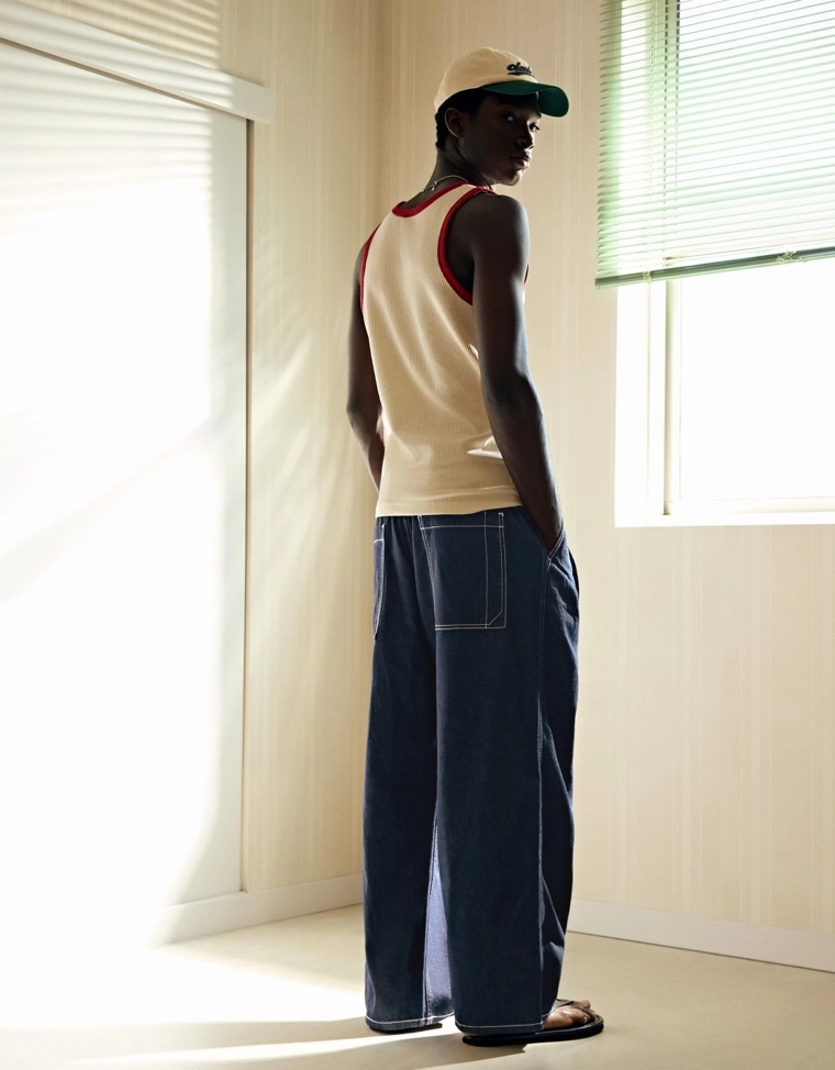 Джинсы с широкими штанинами и защипами