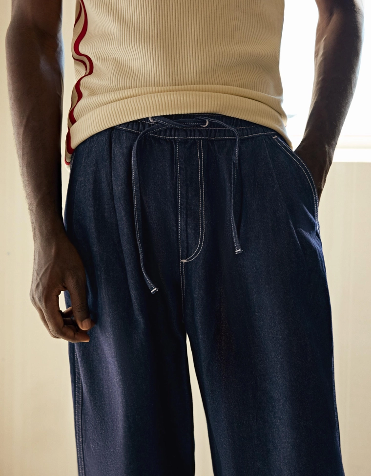 Джинсы с широкими штанинами и защипами