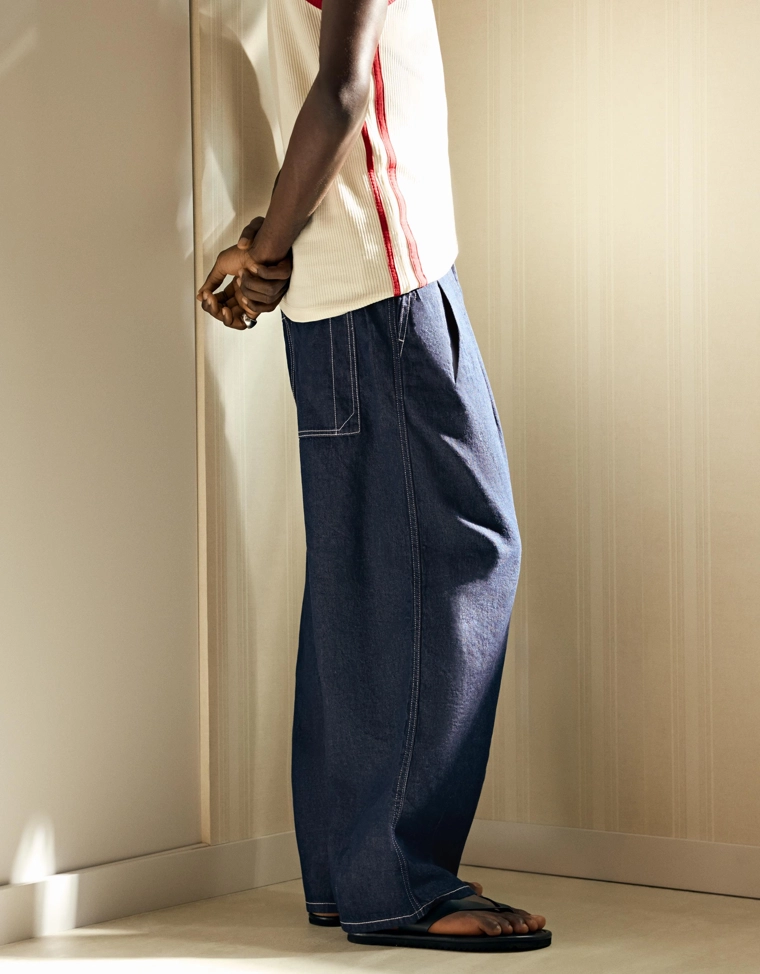 Джинсы с широкими штанинами и защипами