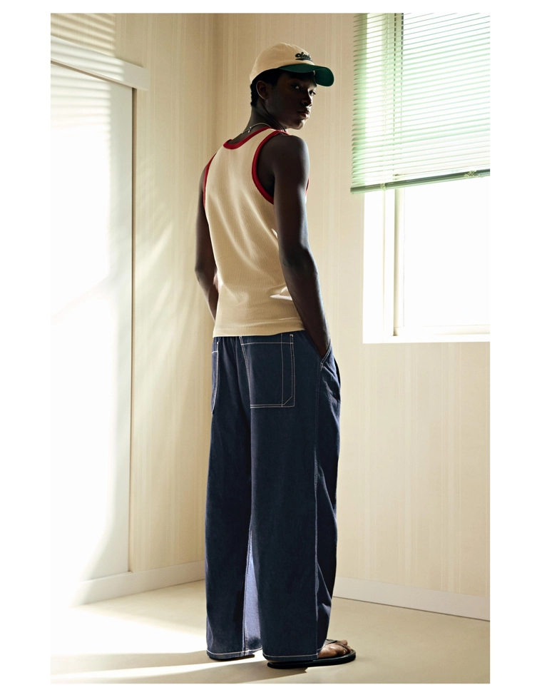 Джинсы с широкими штанинами и защипами