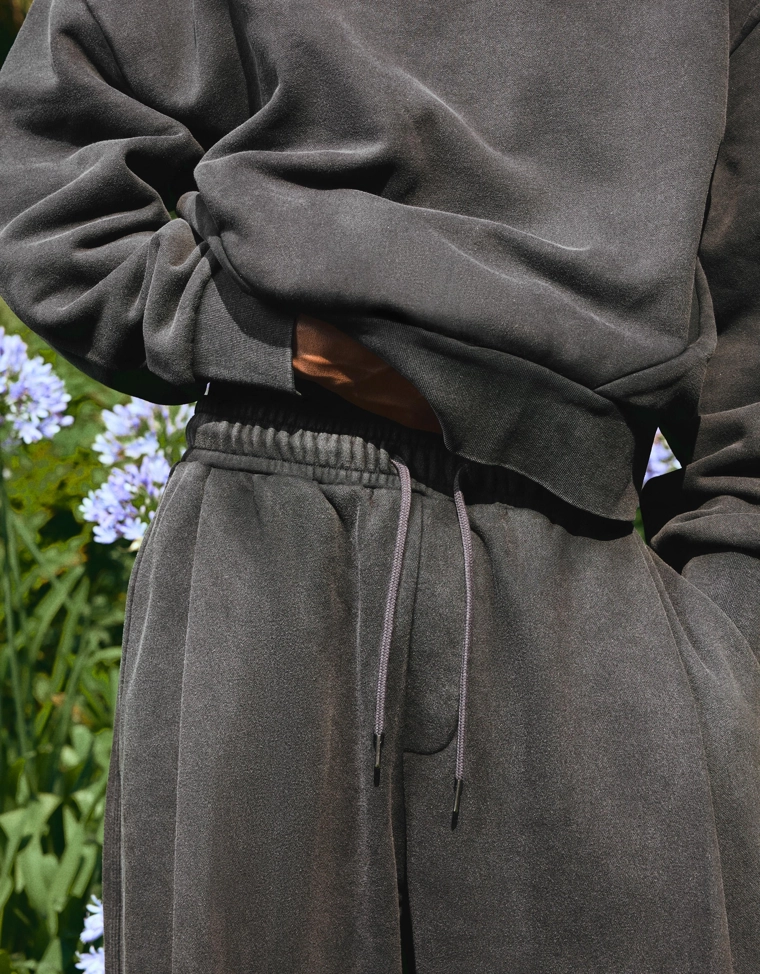 Брюки-бананы с эффектом потертости