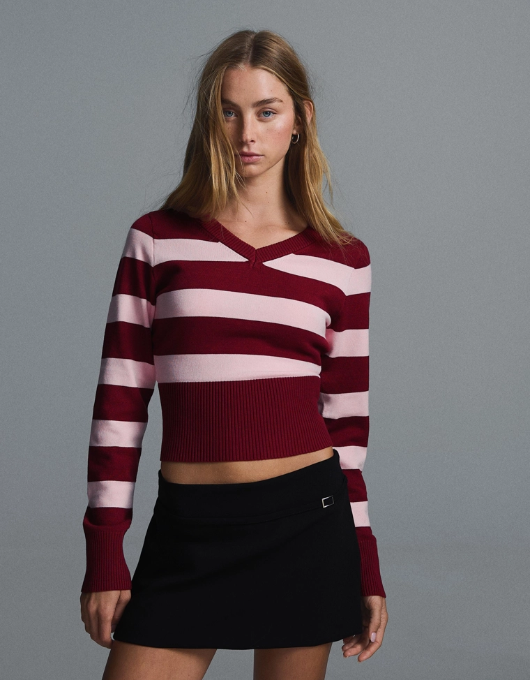 Свитер в полоску с V-образным вырезом