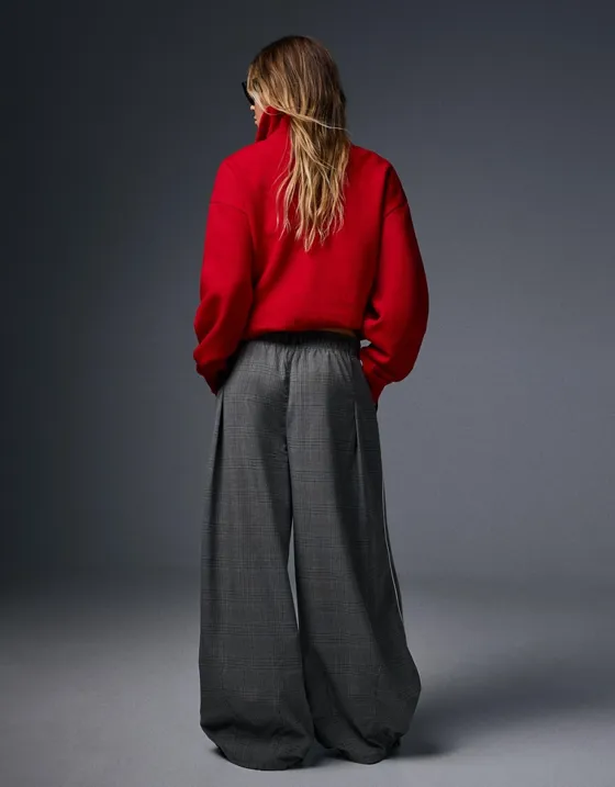 Брюки в клетку со складками