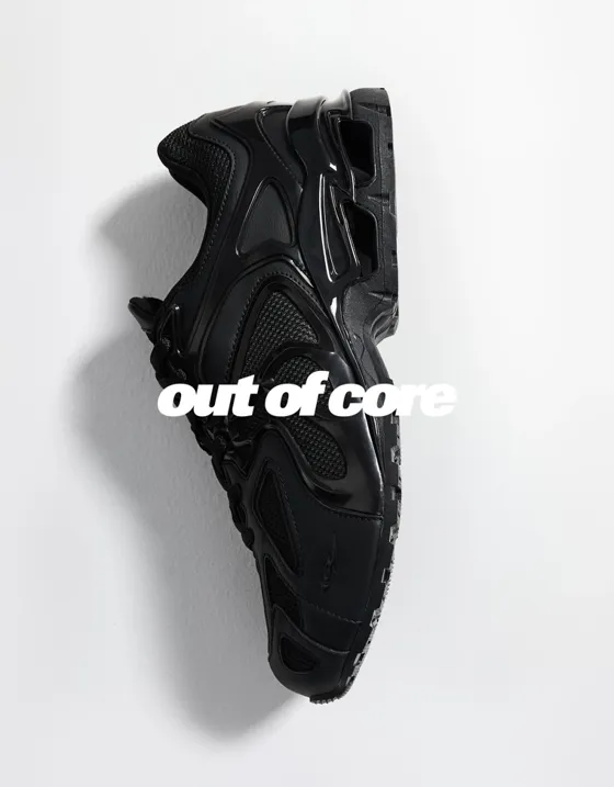 ЧЕРНЫЕ КРОССОВКИ OUT OF CORE