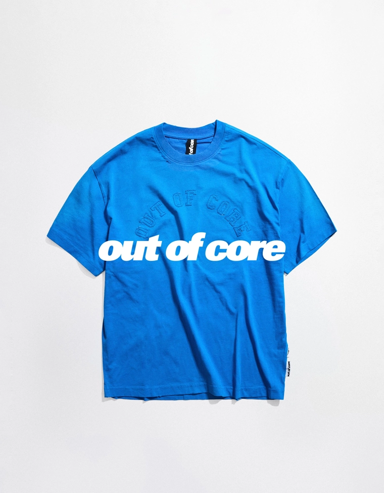 Футболка с короткими рукавами и нашивкой OUT OF CORE