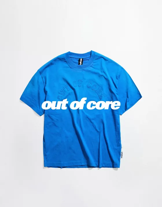 Футболка с короткими рукавами и нашивкой OUT OF CORE