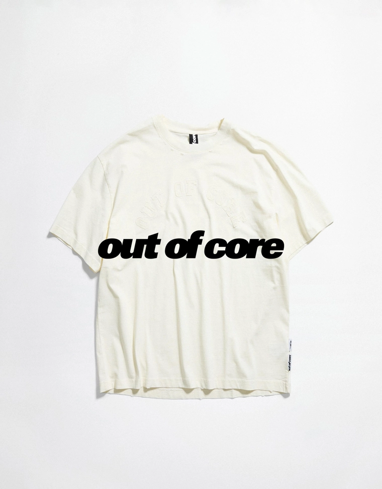 Футболка с короткими рукавами и нашивкой OUT OF CORE