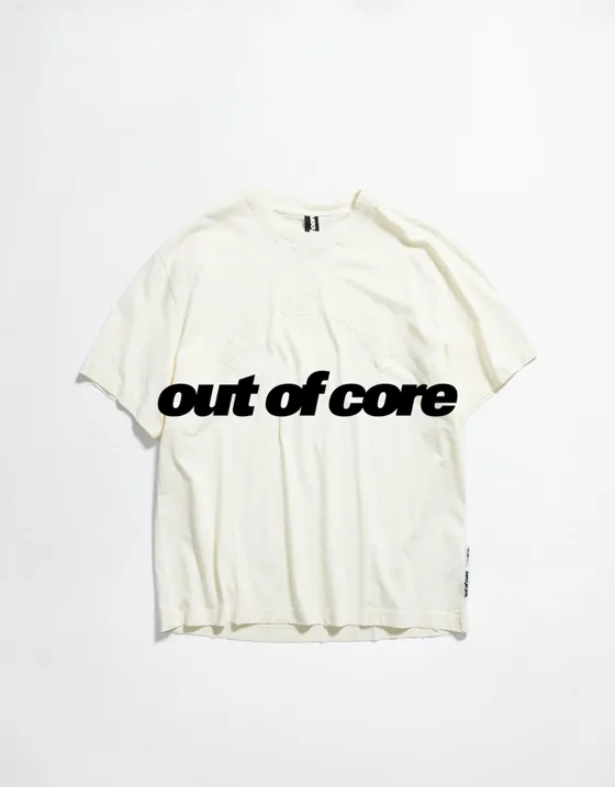 Футболка с короткими рукавами и нашивкой OUT OF CORE