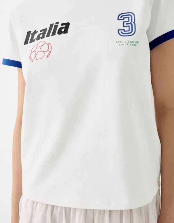 Футболка с контрастными деталями и спортивным принтом