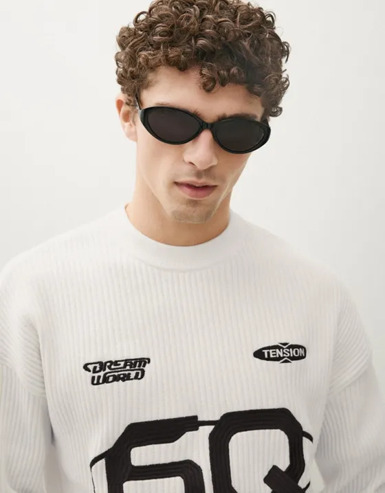 Свитер с графичным узором и круглым вырезом