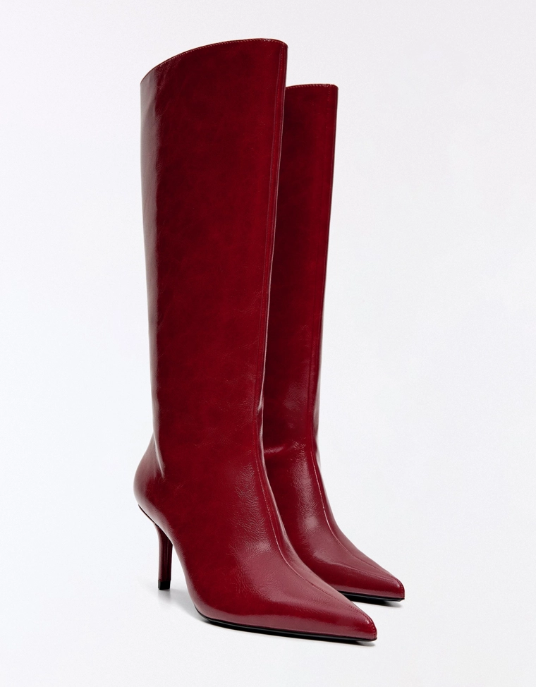 Fitted shaft heeled boots