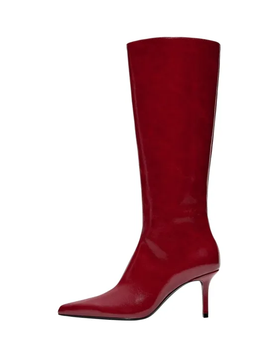 Fitted shaft heeled boots