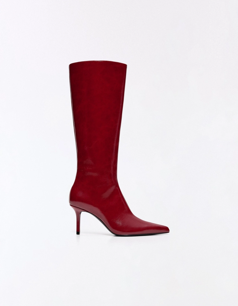 Fitted shaft heeled boots