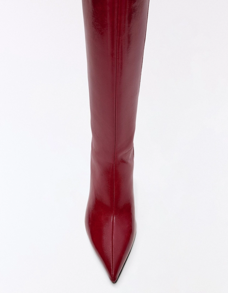 Fitted shaft heeled boots