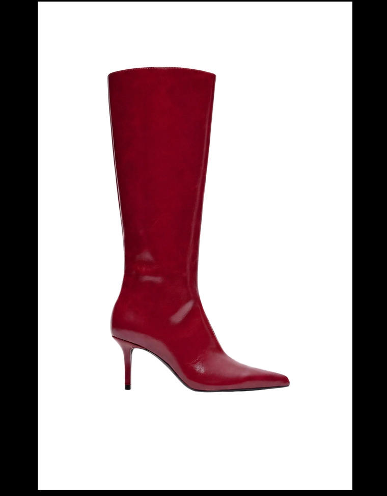 Fitted shaft heeled boots