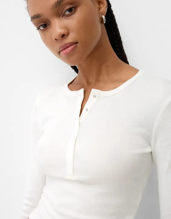 Майка с длинными рукавами и горловиной хенли