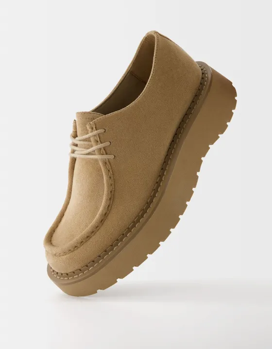 Туфли на низком каблуке со шнуровкой