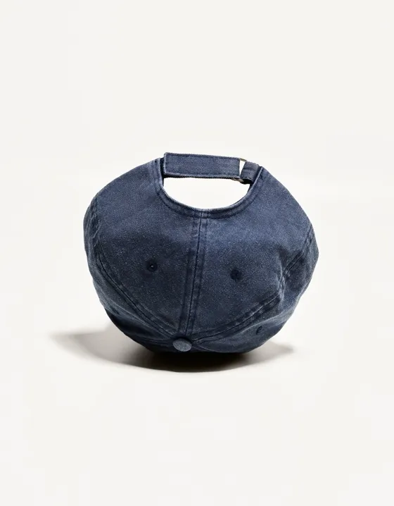 Кепка с прорезями и вышивкой