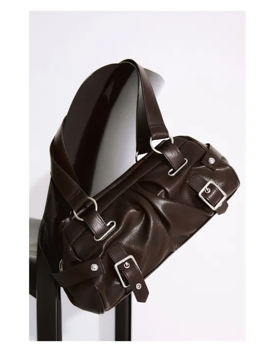 Сумка в стиле боулинг с пряжками