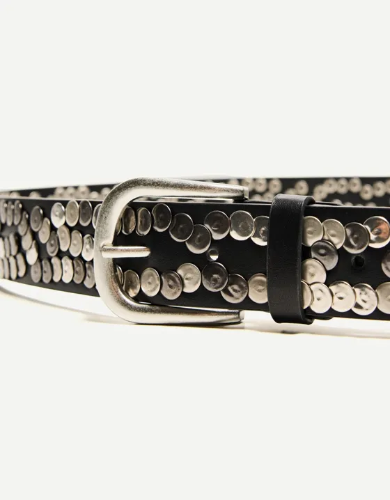 Широкий ремень с заклепками