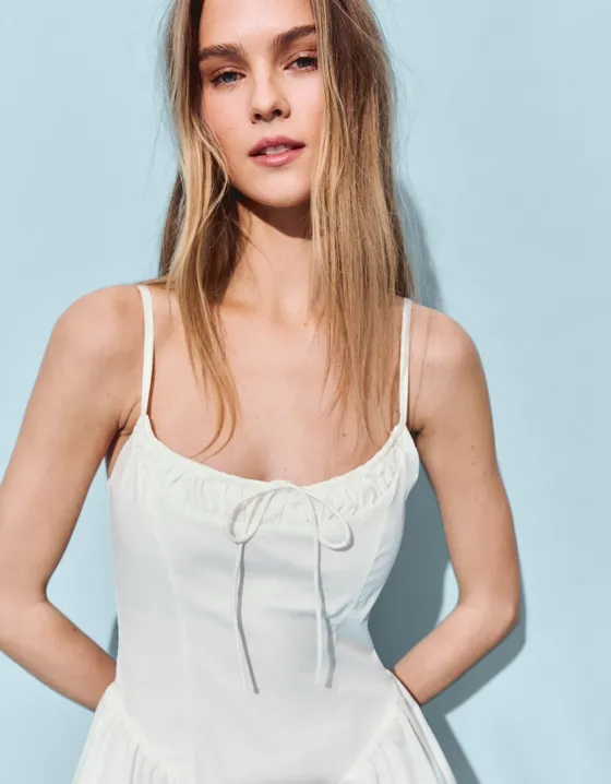 Мини-платье на бретелях, со сборкой