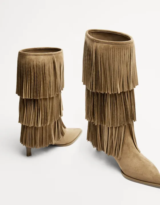 Kitten heel boots with fringing